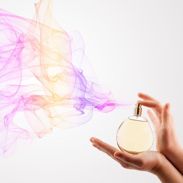 Estes são os truques para fazer durar mais o seu perfume