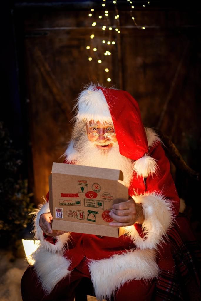 O Pai Natal tem escrito a milhares de crianças (e adultos também) e pode escrever, de forma personalizada, a quem desejar. Espalhe magia este natal, com um toque de autenticidade.