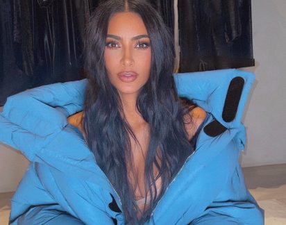 Kim Kardashian fez sexo em frente à lareira para homenagear a avó