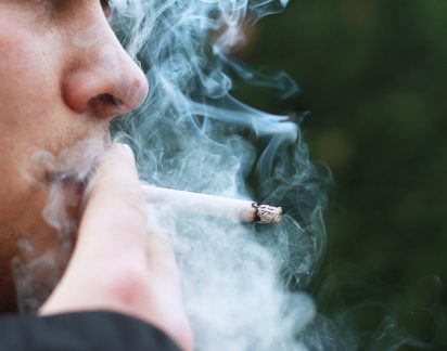 Fumar cotonetes: Uma moda nova e perigosa. Desafio tornou-se viral no TikTok